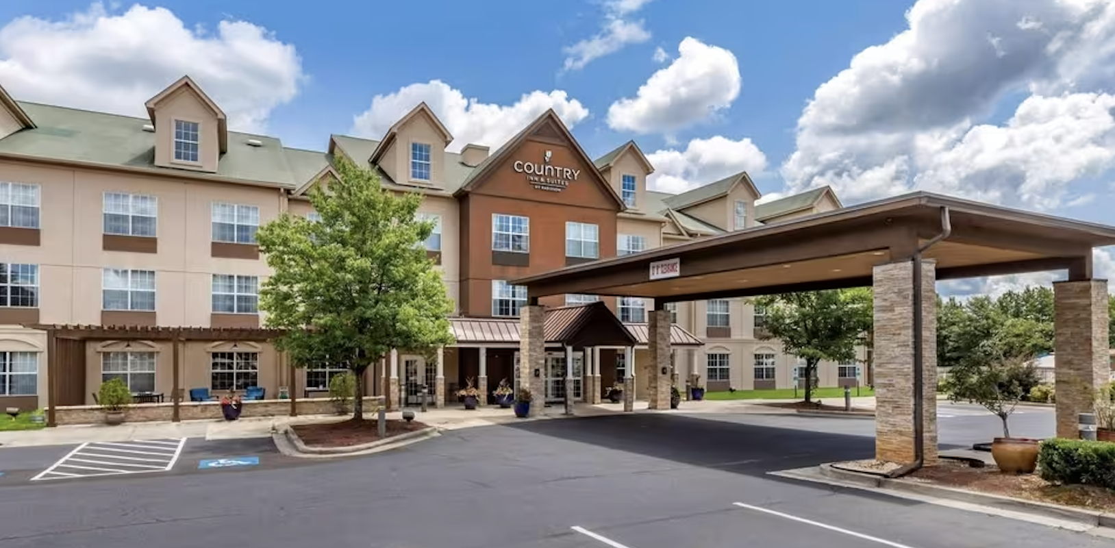 Country Inn and Suites exterior near Aiken, South Carolina with covered drive-up entrance