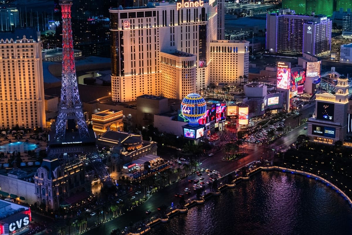 Layover at Las Vegas Airport: What to Do, Lounges and Time-Saving Tips